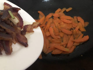 14、胡萝卜炒腊肉,跟着下腊翻炒一下