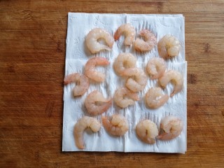 7、虾仁跑蛋,用厨房纸将水份吸干。(虾仁如果没有吸干水份,腌制的时候它就不容易附着腌料)