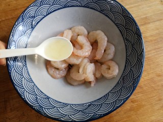 9、虾仁跑蛋,再加入2勺蛋白搅拌均匀。