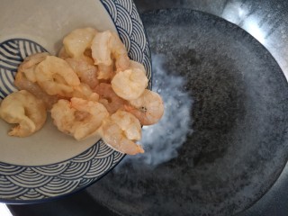 11、虾仁跑蛋,起锅烧水,在锅中水烧至出现密集的小泡泡时(未到大开状态)将腌拌好的虾仁入锅,略为汆烫至8分熟(约20秒)。