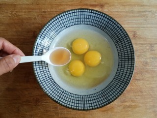 13、虾仁跑蛋,鸡蛋打入碗中,加入1勺料酒去腥,打散。