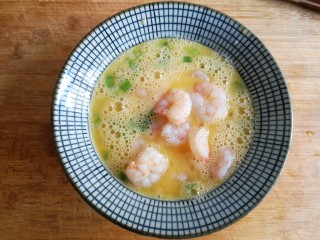 16、虾仁跑蛋,再加入汆烫好的虾仁,搅打均匀。