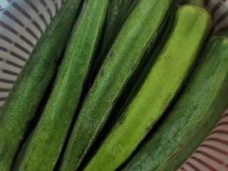 1、浇汁秋葵,秋葵清洗干净