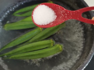 2、浇汁秋葵,水开整个焯水,这样营养不流失,加一点盐让颜色更绿