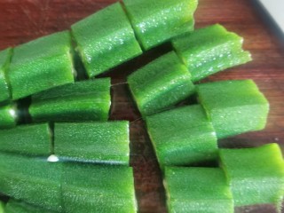 3、浇汁秋葵,焯好过冷水投凉切成小段