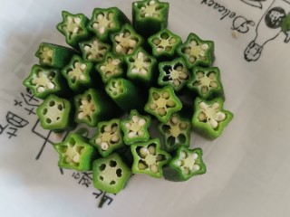4、浇汁秋葵,然后摆盘中