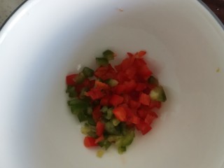 5、浇汁秋葵,青红椒切末放入小碗中