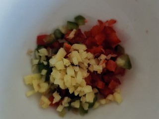 6、浇汁秋葵,加姜末备用