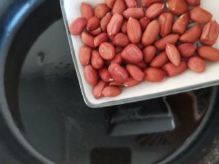 7、浇汁秋葵,起锅烧油炸花生