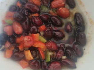 8、浇汁秋葵,炸好后连油一起到入放青红椒的碗中,激发出香味