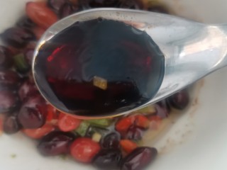 9、浇汁秋葵,在加入生抽