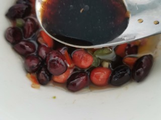 12、浇汁秋葵,加入陈醋