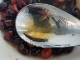 14、浇汁秋葵,在来点香油调成料汁备用