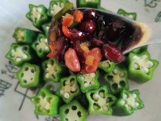 15、浇汁秋葵,把料汁浇在摆好的秋葵上