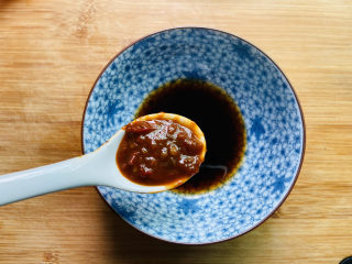 8、酱焖黄花鱼,适量的盐和1勺小龙虾酱、米醋