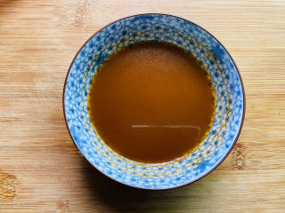 12、酱焖黄花鱼,加入适量清水调匀备用