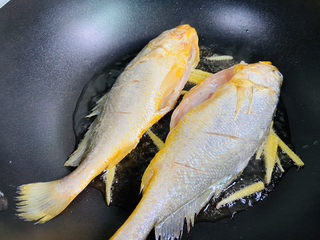 14、酱焖黄花鱼,放入黄花鱼煎至金黄