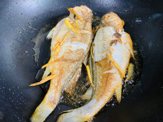 15、酱焖黄花鱼,再翻面继续煎至金黄