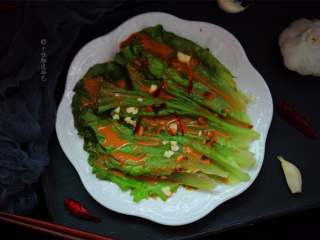 9、蒜蓉芝麻酱淋生菜,质地脆嫩，口感鲜嫩清香