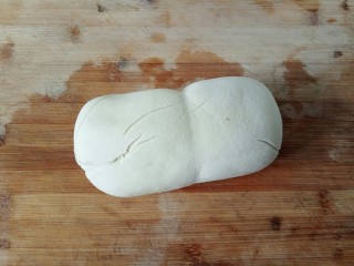 1、凉拌素鸡,准备一个素鸡,用清水冲洗干净