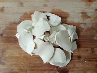 2、凉拌素鸡,切成薄一点的片状