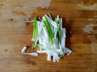 3、凉拌素鸡,大葱切成
