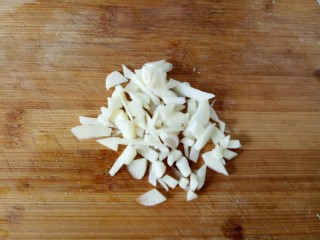 4、凉拌素鸡,蒜切碎