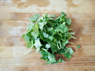 6、凉拌素鸡,香菜清洗干净切碎