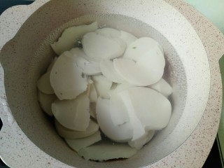 8、凉拌素鸡,锅中放入适量清水烧开,放入素鸡片焯熟,捞出过凉水备用