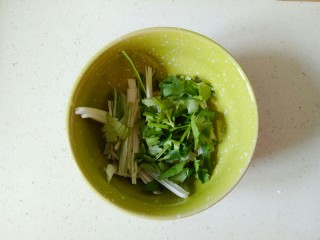 9、凉拌素鸡,小碗中放入葱,姜,蒜,香菜