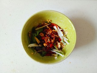 11、凉拌素鸡,放入辣椒油