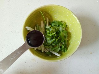 10、凉拌素鸡,加入1勺蚝油,2勺生抽,2克盐,1克白砂糖