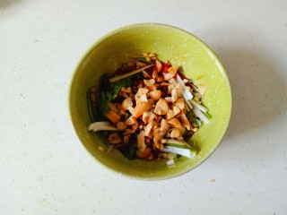 12、凉拌素鸡,加入花生碎,搅拌均匀