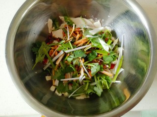 13、凉拌素鸡,素鸡控干水份放入大碗中,淋上调料汁