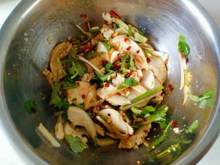 14、凉拌素鸡,翻拌均匀即可