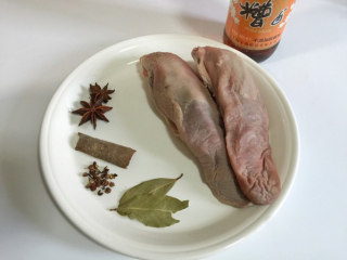 1、糟卤门腔,准备好材料，糟卤超市有瓶装的购买