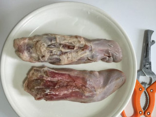 2、糟卤门腔,洗干净猪舌，用厨房剪刀剪去淋巴