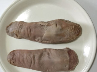 3、糟卤门腔,开水烫一下猪舌表面，剥取表面白膜