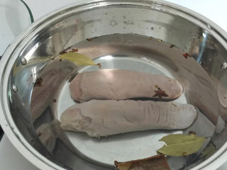 4、糟卤门腔,在锅内加入所有香料和猪舌，注入清水至锅壁2升刻度位置