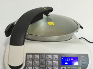 5、糟卤门腔,盖上锅盖，启动炖排骨功能，约1小时20分钟