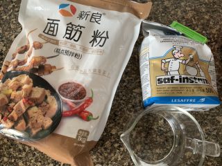 1、凉拌烤麸,准备好食材，先做做面筋