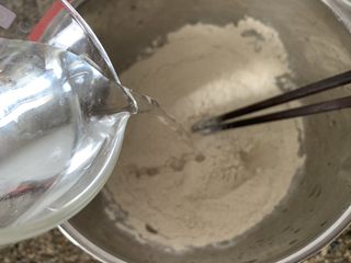 3、凉拌烤麸,加入纯净水