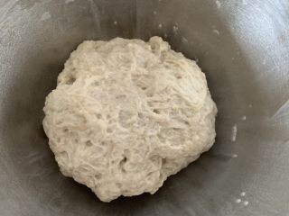 4、凉拌烤麸,揉成团后发酵