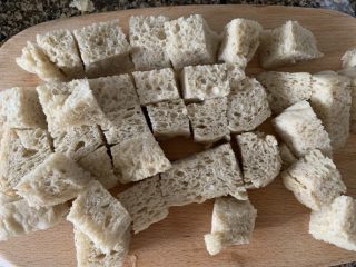 7、凉拌烤麸,冷却后切块