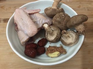 1、香菇蒸鸡,准备食材