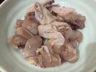 2、香菇蒸鸡,把鸡洗干净，斩小块