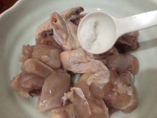 3、香菇蒸鸡,加入适量的盐