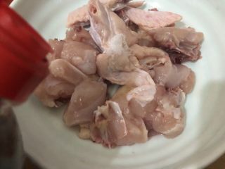 4、香菇蒸鸡,适量的生抽