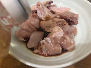 5、香菇蒸鸡,适量的油搅匀腌一下