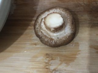 6、香菇蒸鸡,香菇去头